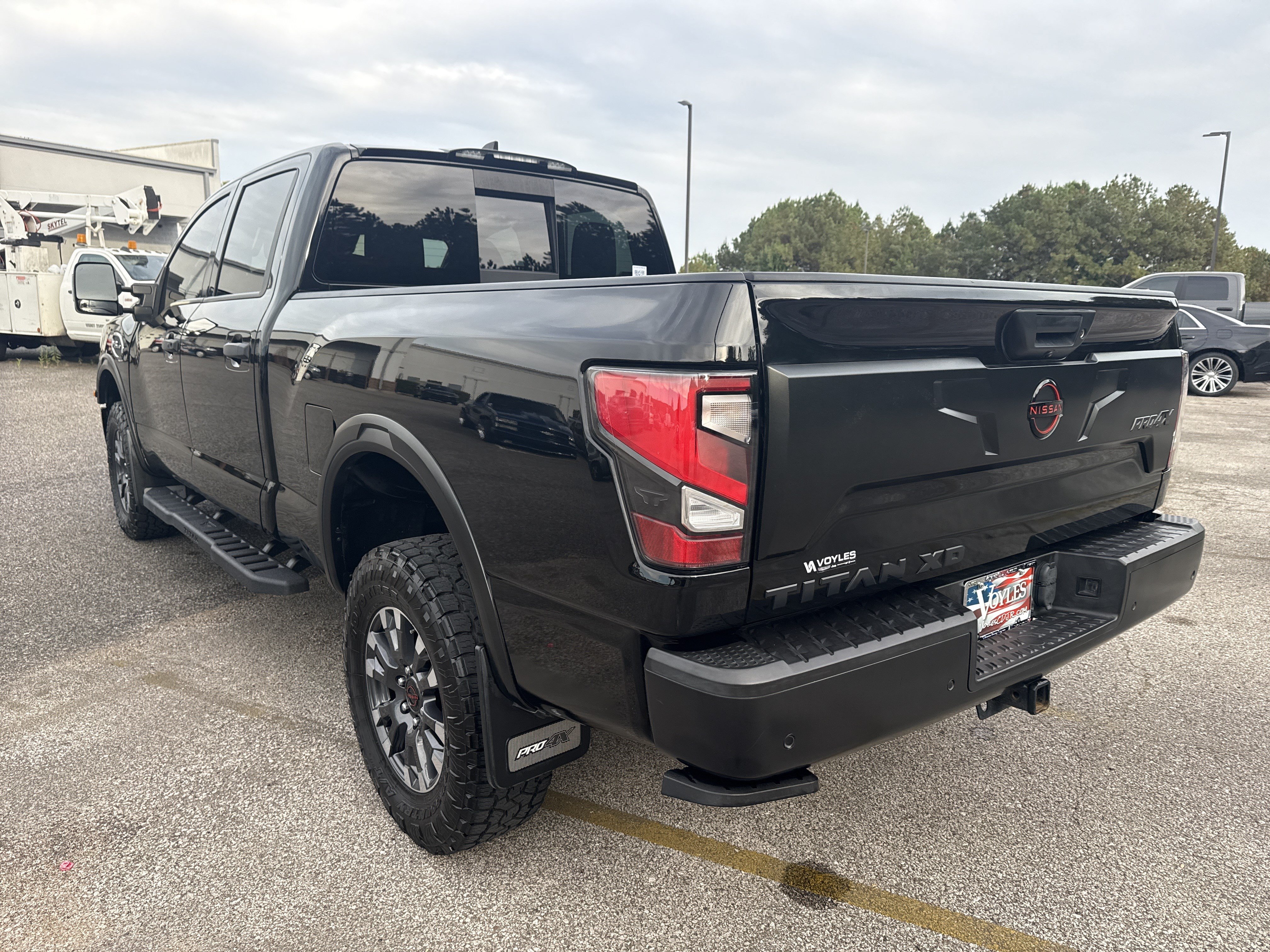 Used 2023 Nissan Titan PRO-4X AWD/4WD image 5
