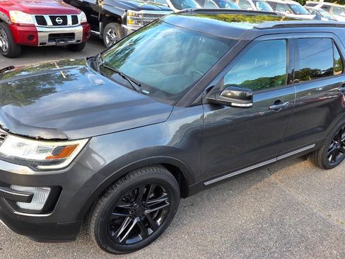 Used 2017 Ford Explorer XLT w/ Equipment Group 202A AWD/4WD image 5
