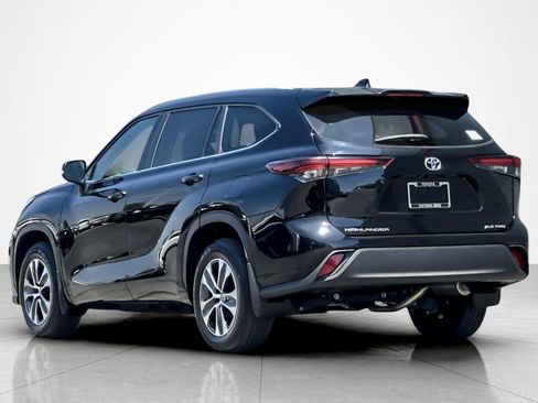 Certified 2024 Toyota Highlander XLE AWD/4WD image 3