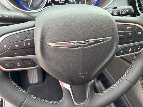 Used 2026 Chrysler Pacifica Limited FWD image 15