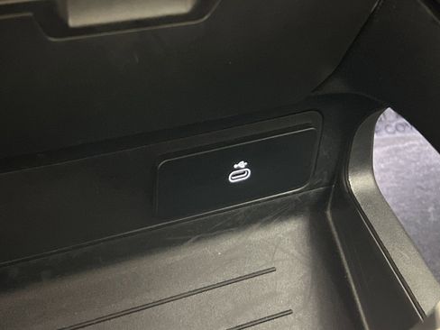 Used 2025 Land Rover Defender 110 S image 33