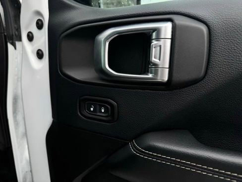 Used 2018 Jeep Wrangler Unlimited Sahara image 16