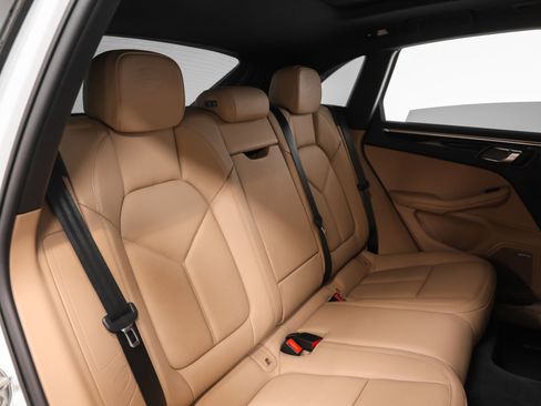 Certified 2023 Porsche Macan AWD/4WD image 22