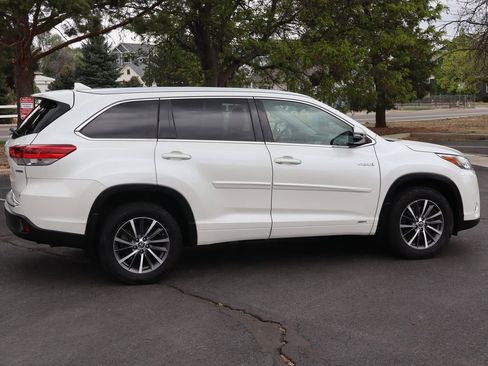 Used 2017 Toyota Highlander XLE AWD/4WD image 4