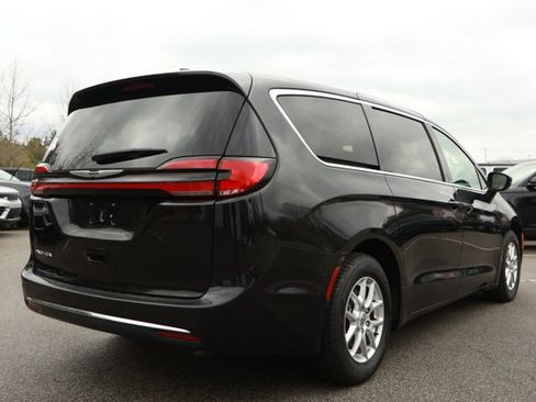 Used 2023 Chrysler Pacifica Touring-L image 6