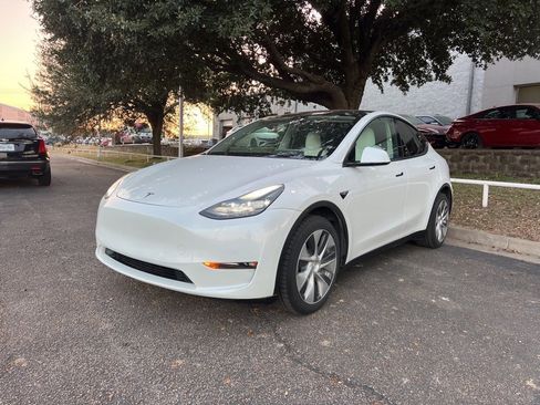 Used 2022 Tesla Model Y Long Range image 3