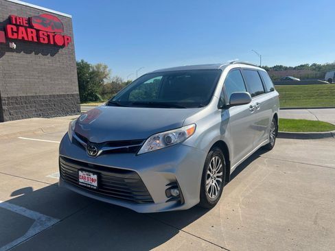 Used 2019 Toyota Sienna XLE Premium w/ Carpet Mat Package FWD image 2