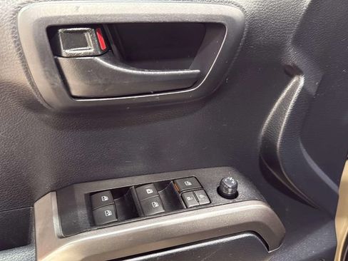 Used 2019 Toyota Tacoma SR5 AWD/4WD image 19