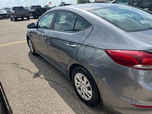 Used 2018 Hyundai Elantra SE FWD image 13