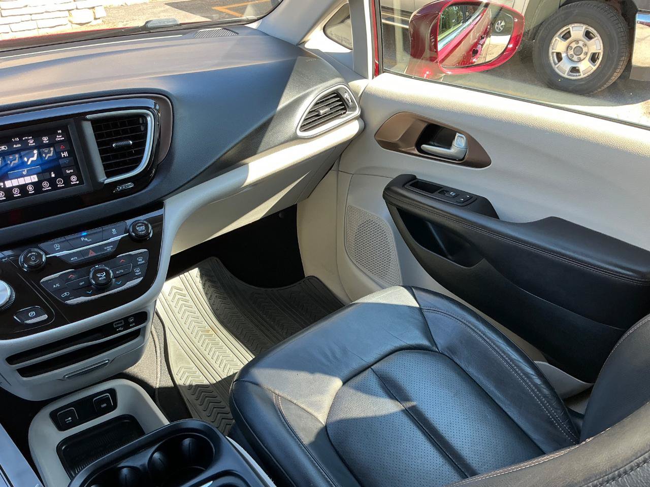 Used 2018 Chrysler Pacifica Touring-L w/ Tire & Wheel Group FWD image 18