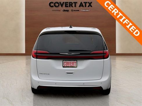 Used 2025 Chrysler Pacifica Select image 4