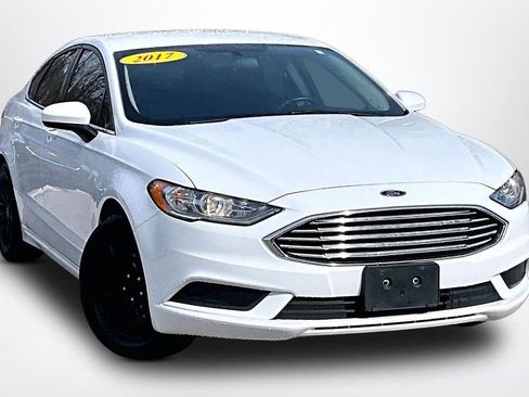 Used 2017 Ford Fusion SE w/ Fusion SE Technology Package image 3