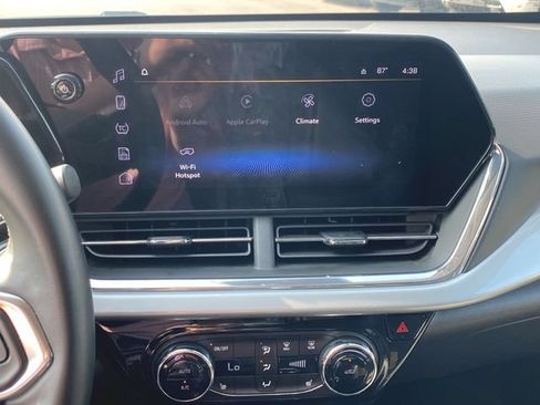 Used 2025 Chevrolet Trax LT w/ LT Convenience Package FWD image 13