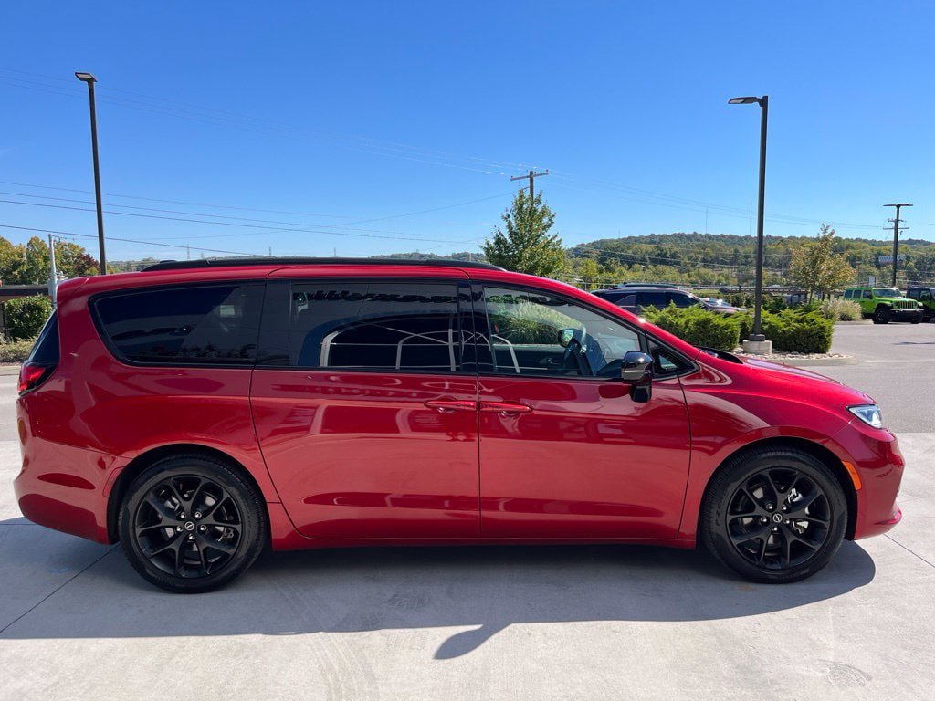 Used 2025 Chrysler Pacifica Limited FWD image 23