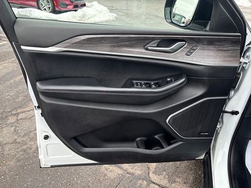 Used 2023 Jeep Grand Cherokee L Limited w/ Luxury Tech Group II image 14