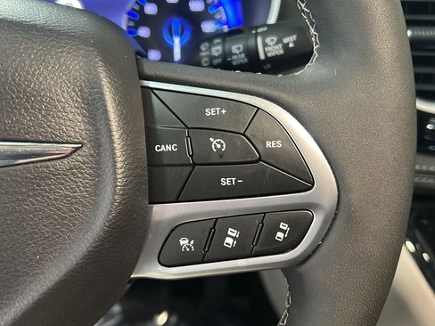 Used 2024 Chrysler Pacifica Touring-L image 19