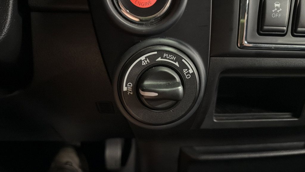 Used 2024 Nissan Titan SV AWD/4WD image 25