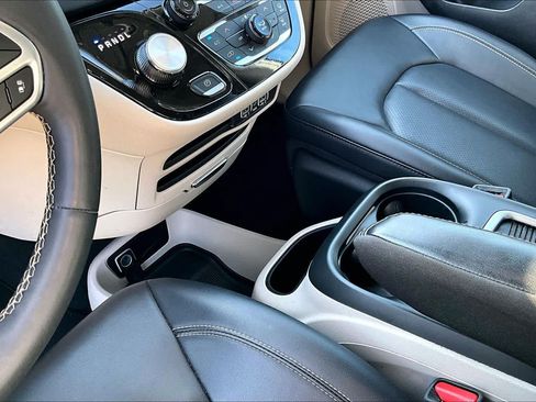 Used 2024 Chrysler Pacifica Touring-L FWD image 15
