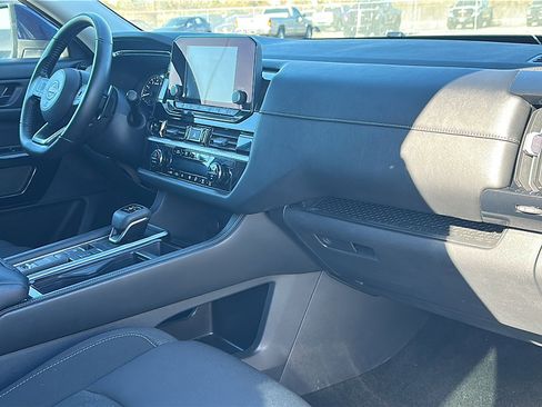 Used 2025 Nissan Pathfinder SV image 23