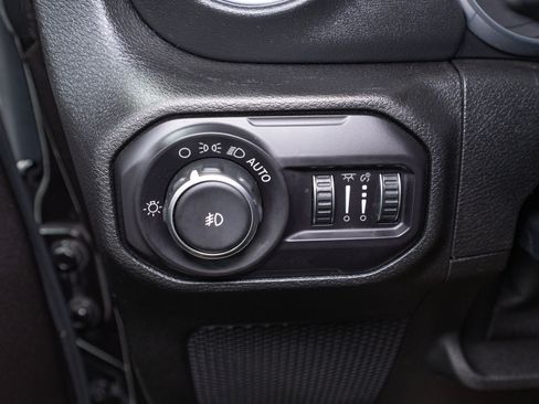 Used 2018 Jeep Wrangler Unlimited Sahara w/ Safety Group AWD/4WD image 30