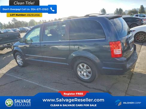 Used 2009 Chrysler Town & Country Touring image 3