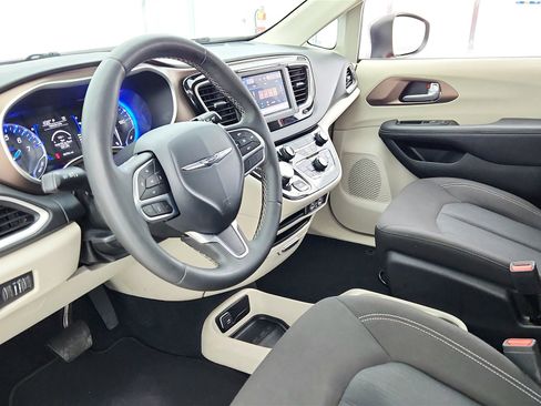 Used 2024 Chrysler Voyager LX image 31