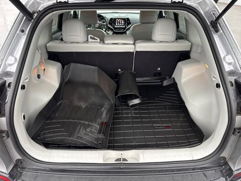 Used 2019 Jeep Cherokee Limited image 24