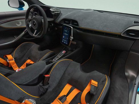 Used 2023 McLaren Artura RWD image 30