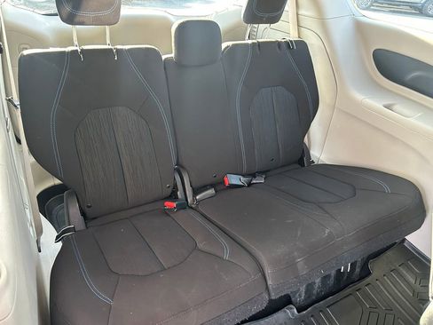 Used 2021 Chrysler Pacifica Touring image 36