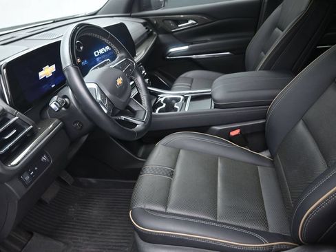 Used 2025 Chevrolet Traverse High Country FWD image 12