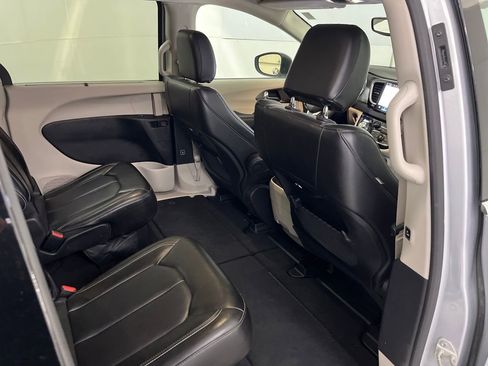 Used 2023 Chrysler Pacifica Touring-L image 42