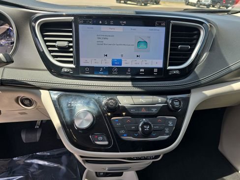 Used 2023 Chrysler Pacifica Touring-L FWD image 22