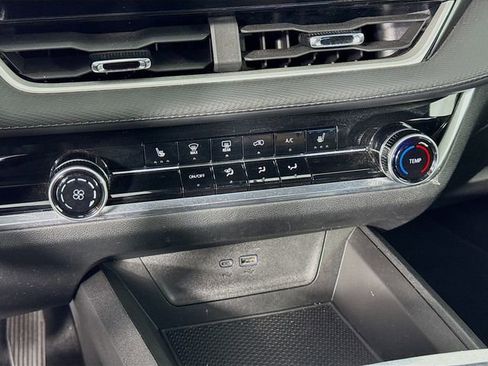 Used 2025 Chevrolet Equinox LT FWD image 17