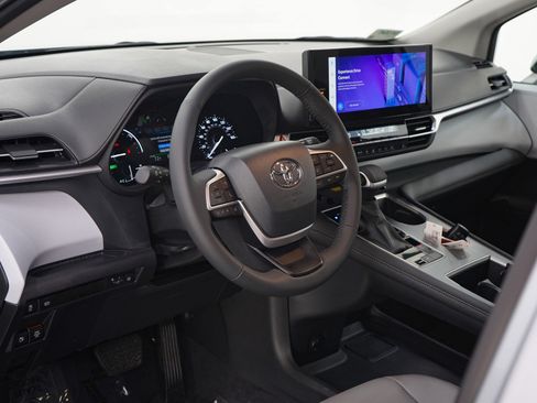 Used 2025 Toyota Sienna XLE FWD image 26
