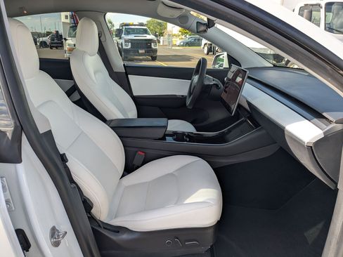 Used 2021 Tesla Model Y Long Range AWD/4WD image 29