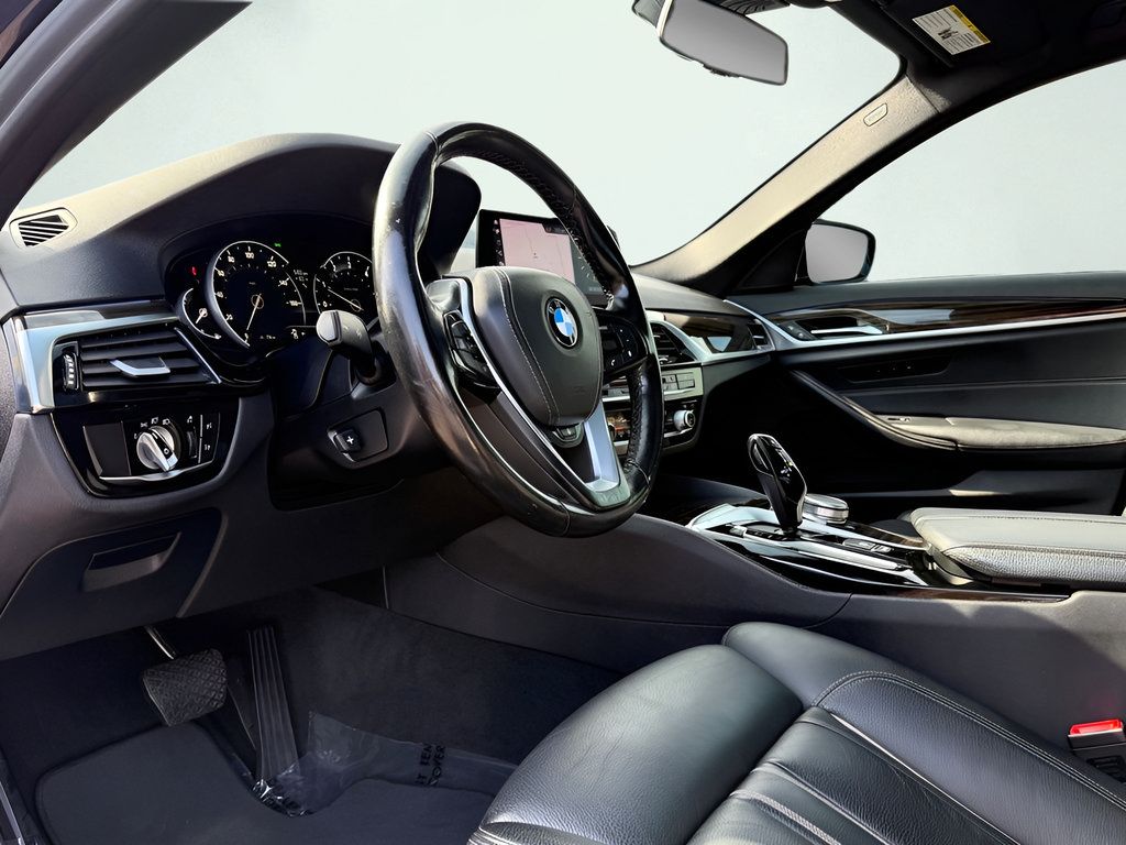 Used 2019 BMW 530i xDrive w/ Luxury Package AWD/4WD image 2