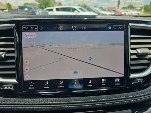 Used 2024 Chrysler Pacifica Premium FWD image 19