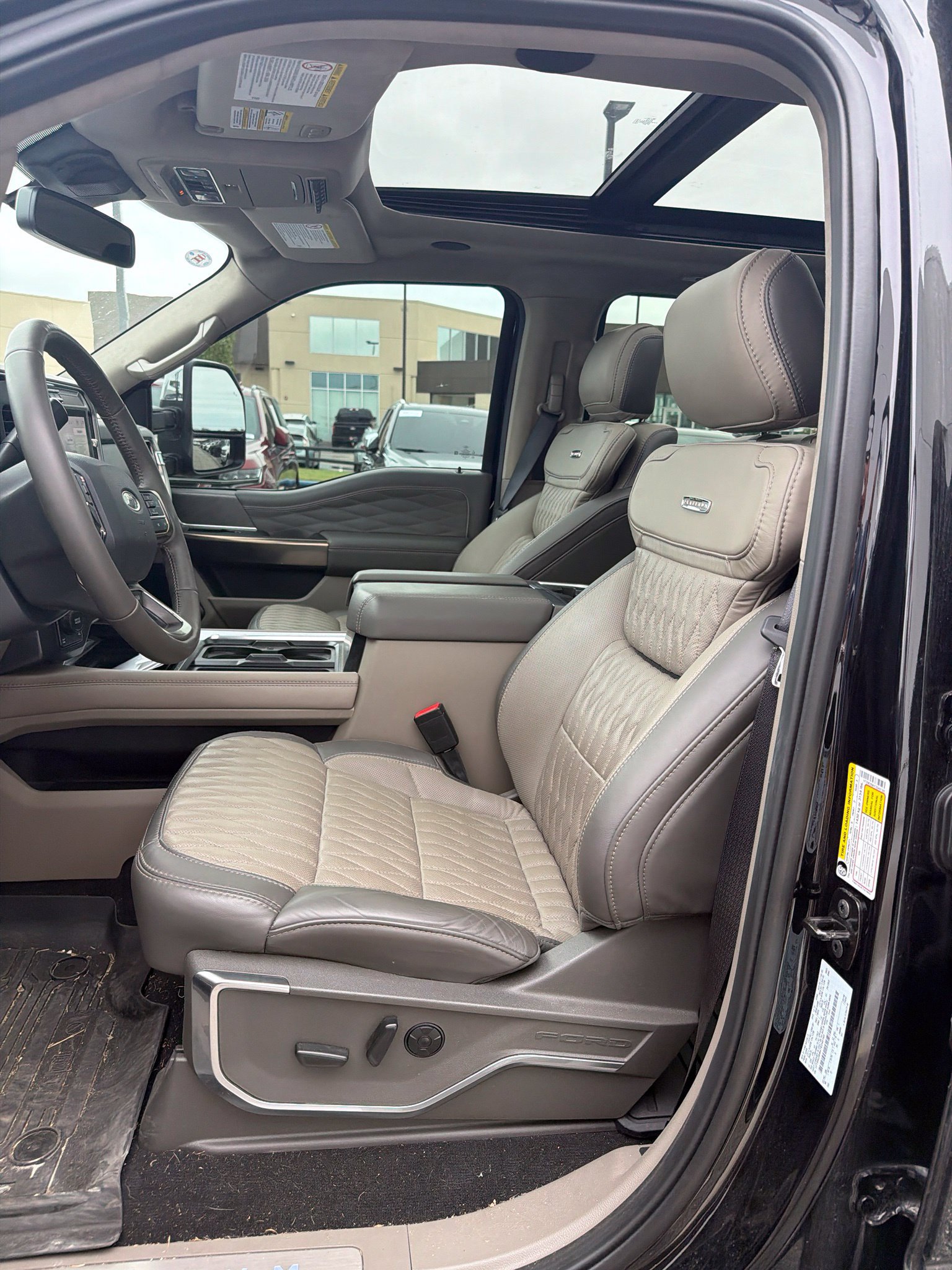 Used 2026 Ford F250 Platinum w/ Platinum Plus Package AWD/4WD image 4