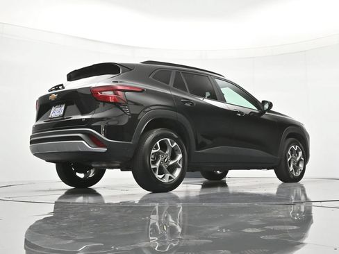Certified 2025 Chevrolet Trax LT w/ LT Convenience Package FWD image 40