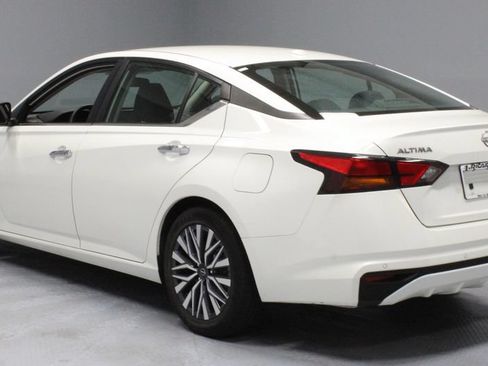 Certified 2024 Nissan Altima 2.5 SV FWD image 9