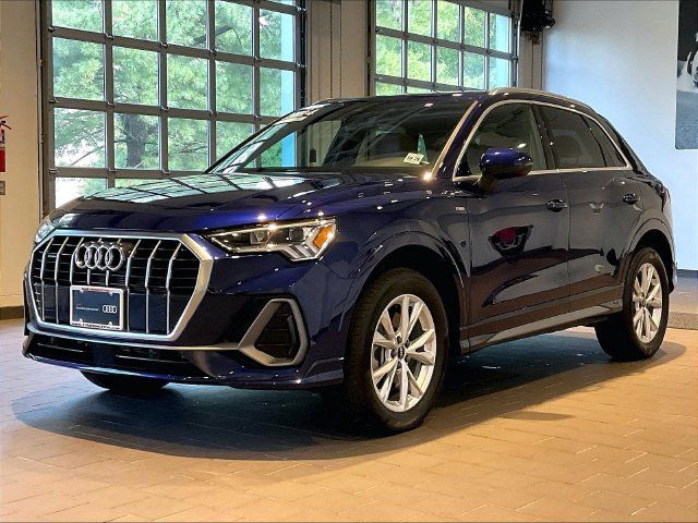 Used 2024 Audi Q3 2.0T Premium w/ Convenience Package AWD/4WD image 2