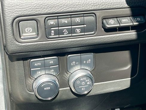 Used 2024 GMC Yukon XL Denali AWD/4WD image 10