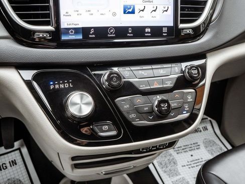 Used 2023 Chrysler Pacifica Touring-L FWD image 20