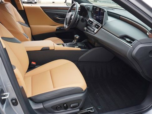 Certified 2025 Lexus ES 300h w/ Premium Package image 14