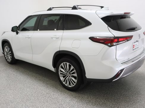 Certified 2026 Toyota Highlander Platinum AWD/4WD image 9
