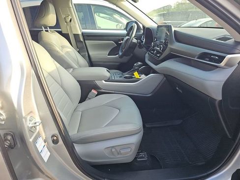 Used 2022 Toyota Highlander XLE AWD/4WD image 8