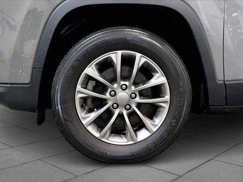 Used 2019 Jeep Cherokee Latitude Plus w/ Cold Weather Group image 10