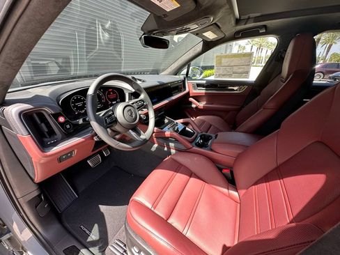 Certified 2025 Porsche Cayenne Turbo AWD/4WD image 4