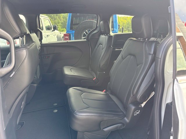 New 2027 Chrysler Pacifica Select FWD image 13