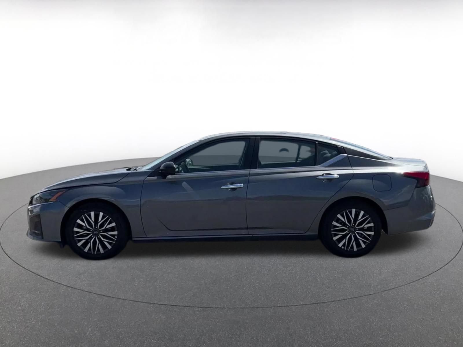 Used 2025 Nissan Altima 2.5 SV FWD image 8